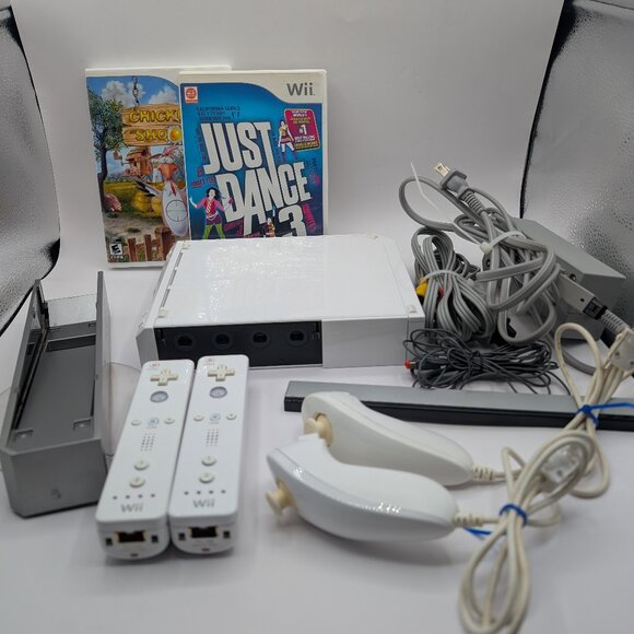 Nintendo Other - Wii console RVL-001 bundle white with 2 games - TESTED